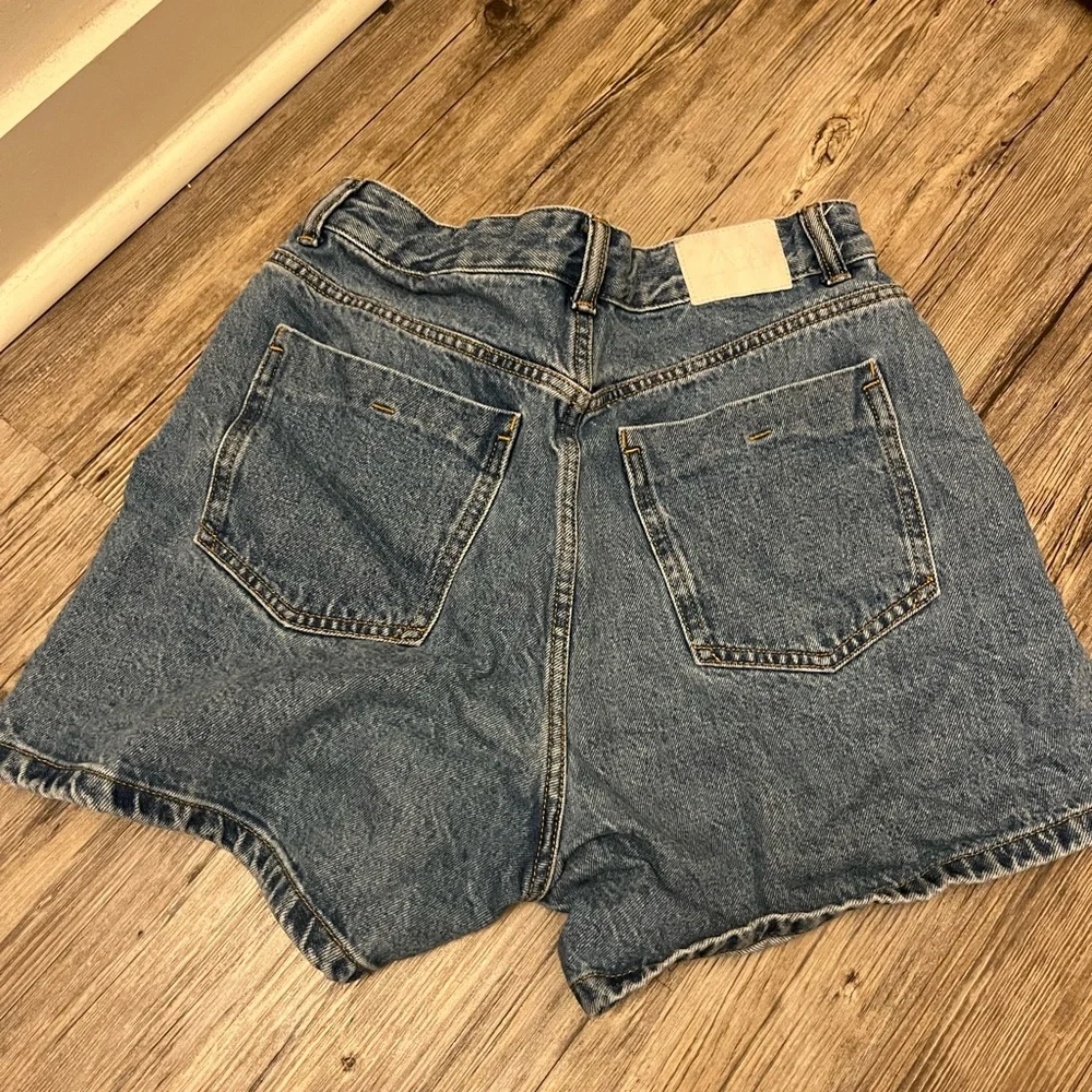 Zara High Rise Jean Short - Picture 3 of 4